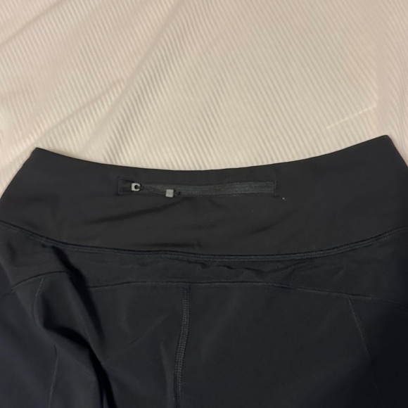Athleta run with it 4.5" shorts - Picture 3 of 6
